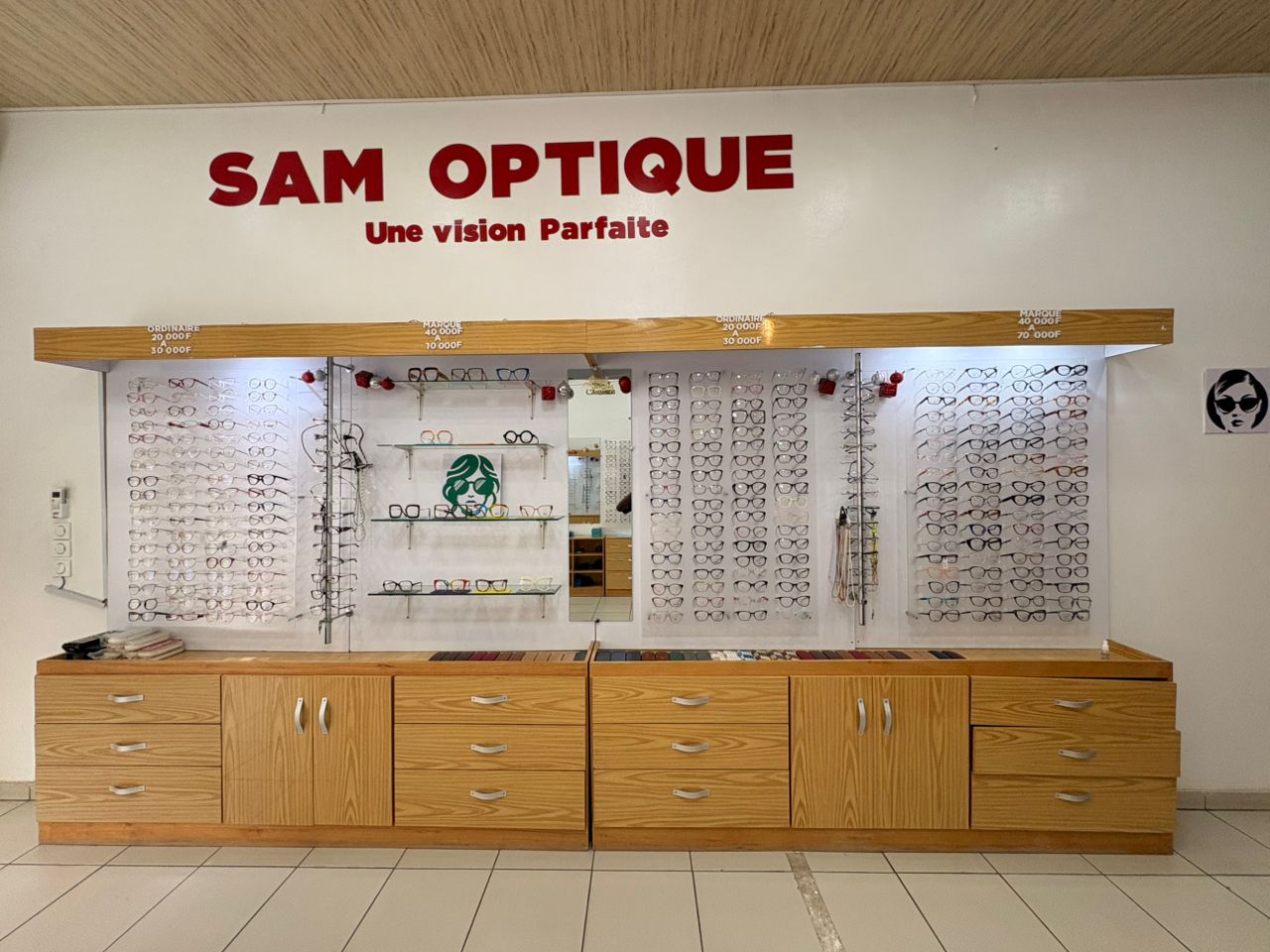 Interieur du magasin SAM OPTIQUE a Abidjan Plateau